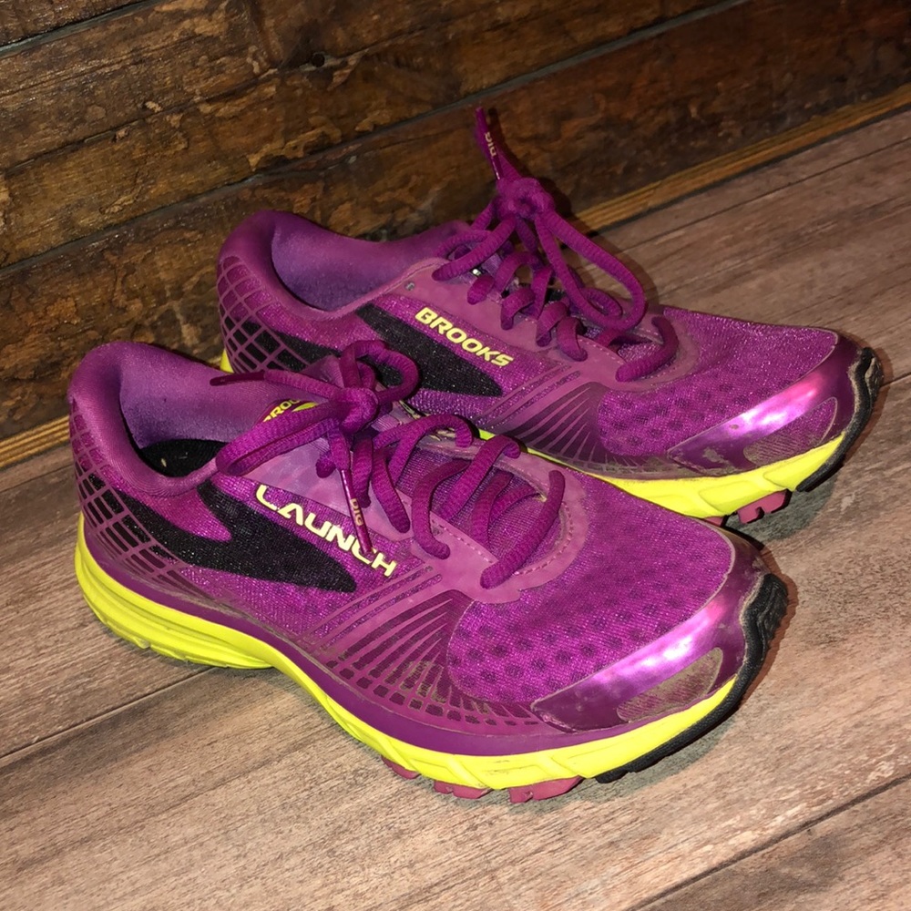 Size women’s 6 Brooks running shoe